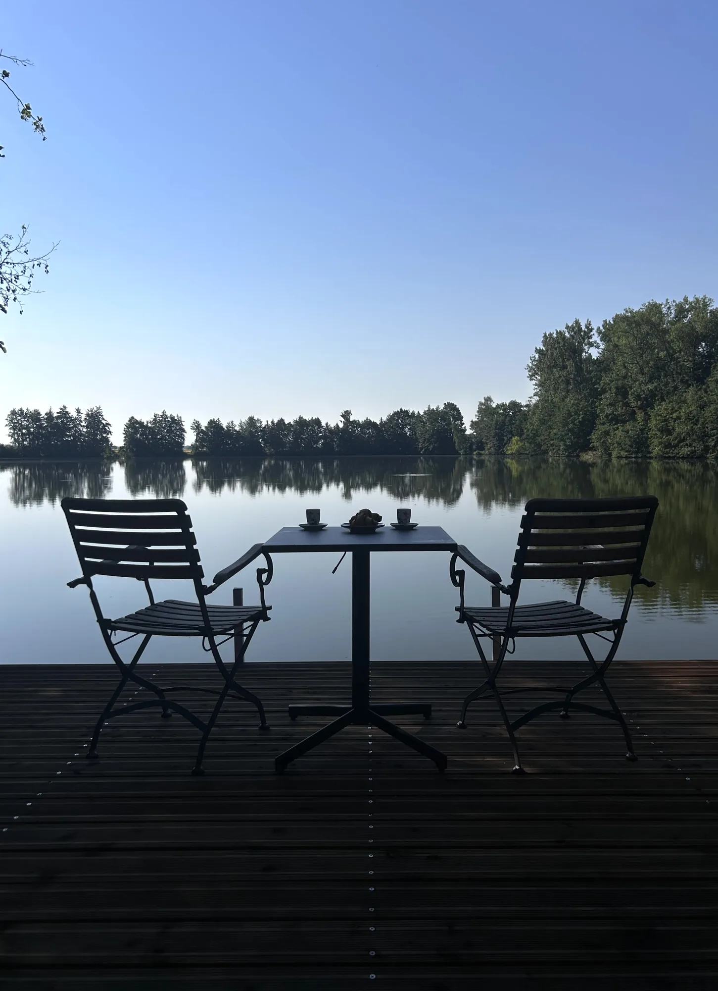 Posezení na molu s výhledem na rybník