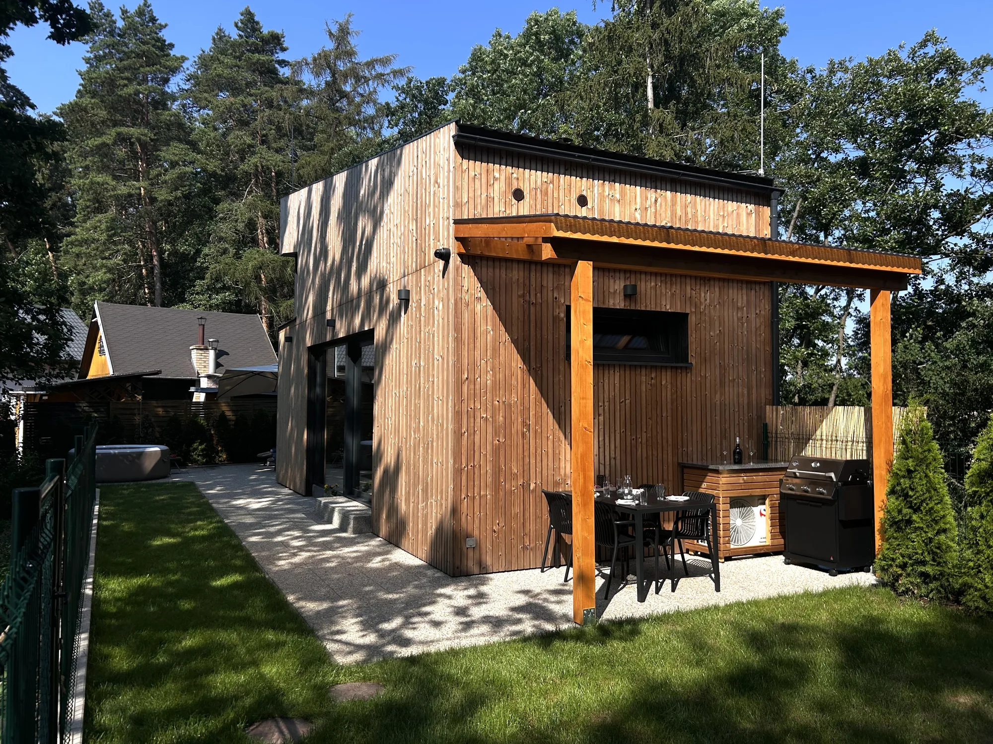 Terasa domku Glamping Hynkov v korunách stromů
