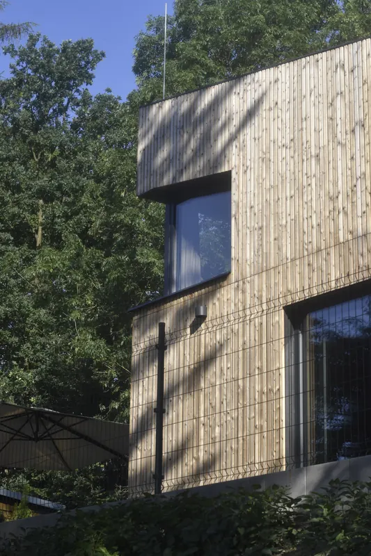 Domek s vířivkou v korunách stromů