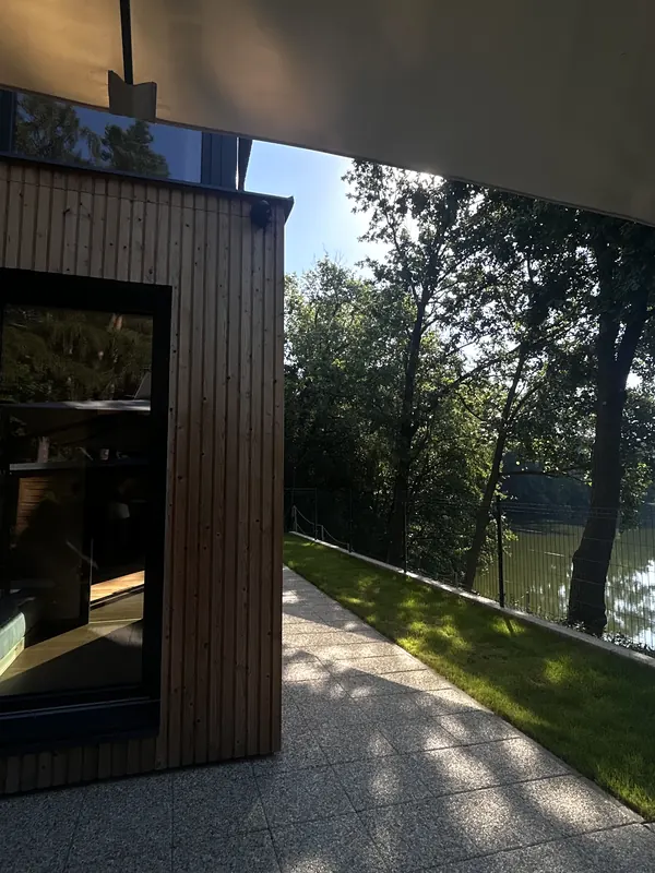 Prosklená fasáda domku v zeleni