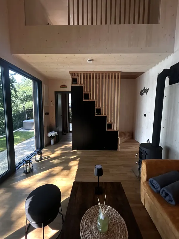 Schodiště a obytný prostor s výhledem
