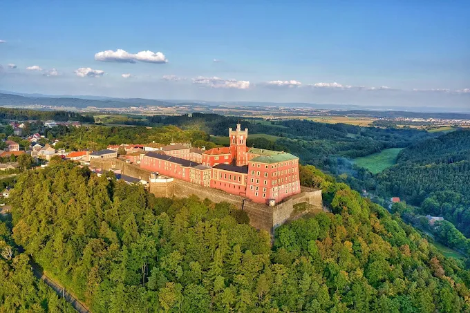 Hrad a věznice Mírov